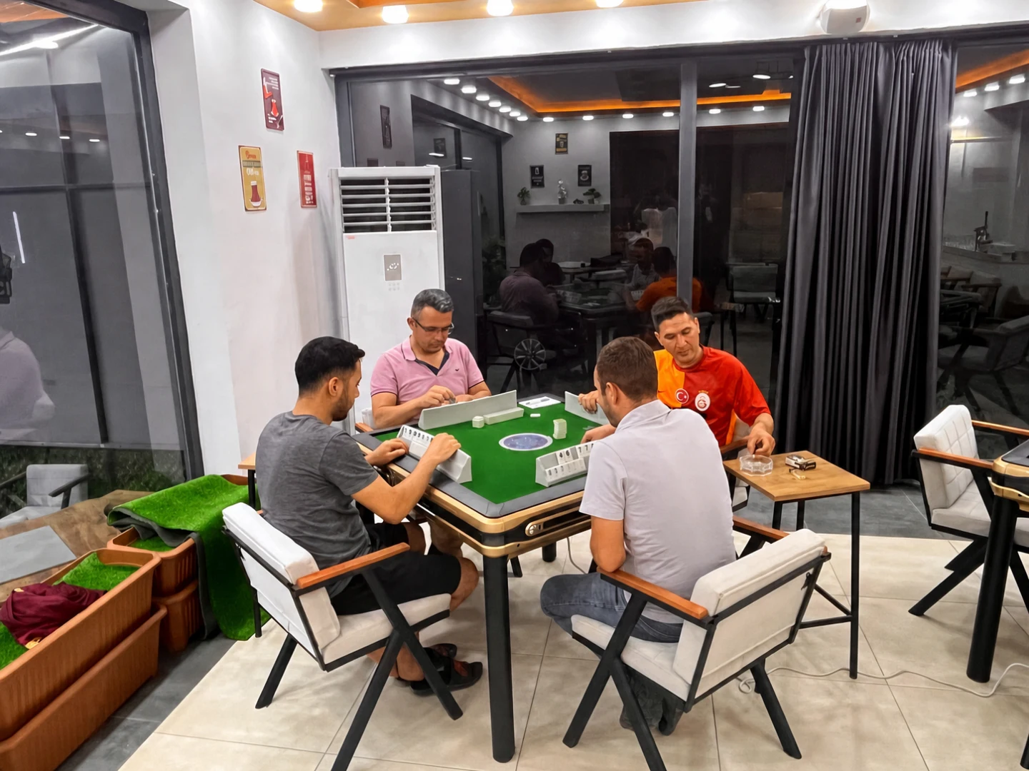 Yancı Okey Salonu Mersin'de dört oyuncunun kullandığı otomatik okey masası